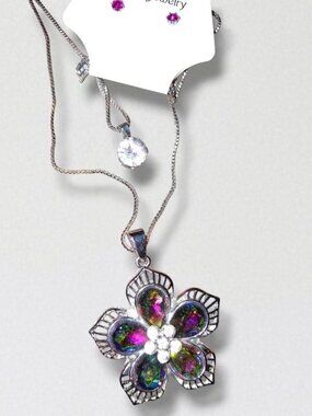nwt two strand Silver flower necklace. one layer with rhinestone solitaire set